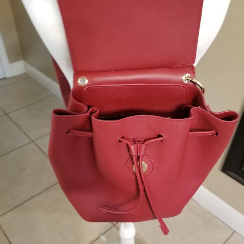 Red backpack - Picture 2 of 4
